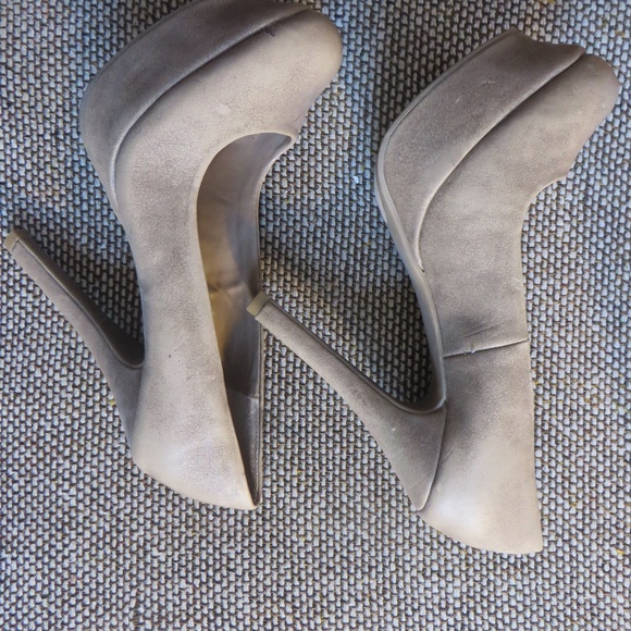 Jennifer Lopez Leather Pumps - Picture 4 of 8